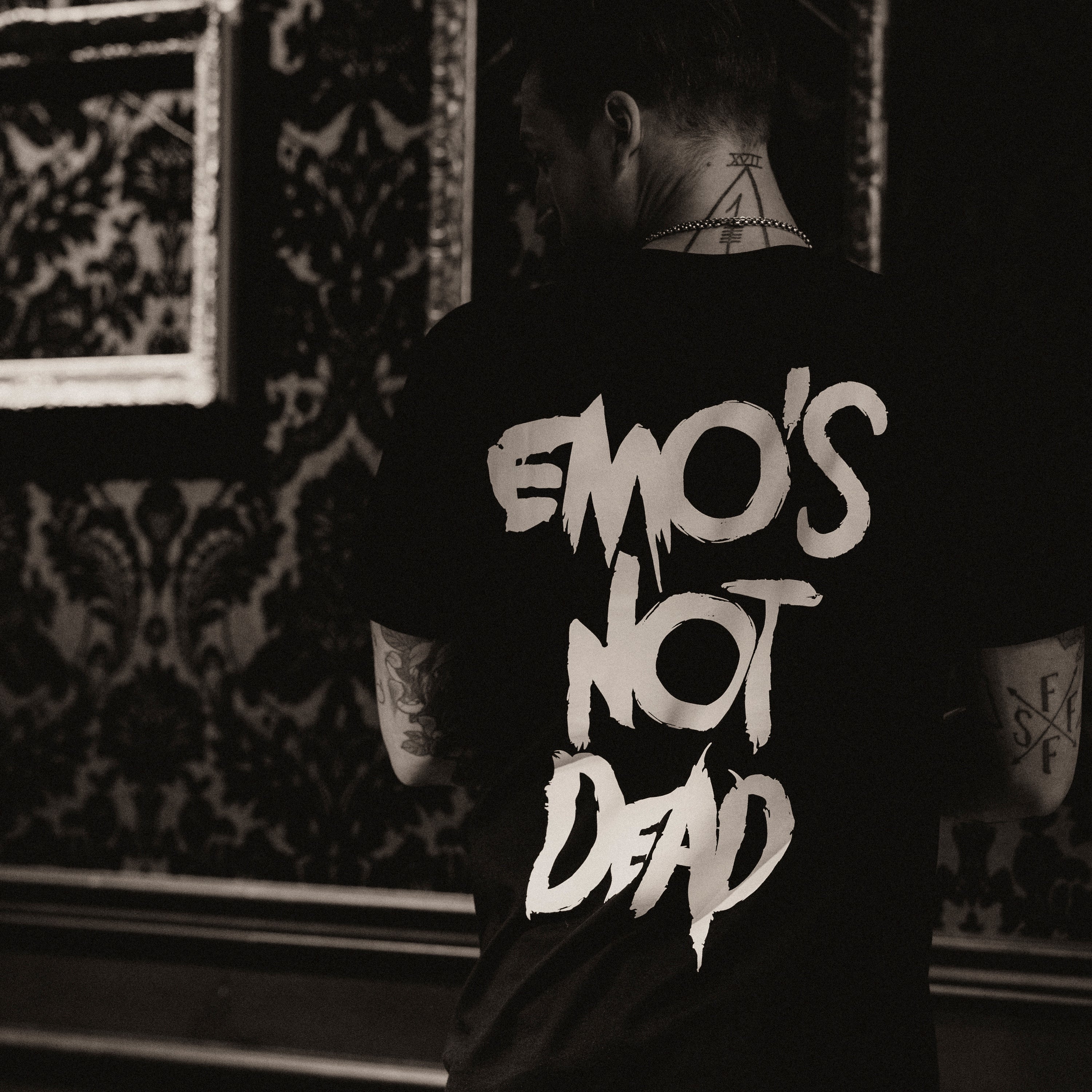 Emo&